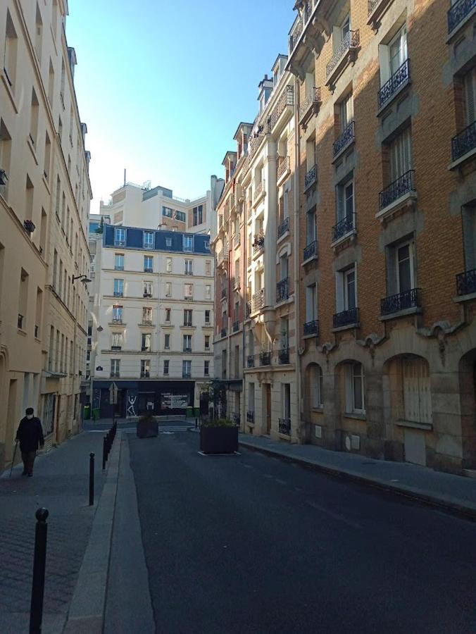 Petite Maison Avec Cour Dans Les Beaux Quartiers-Vous Faites Le Menage- Very Good Prices For T-H-E Location But You Have To Clea-N Th-E Flat Apartment Paris Exterior photo