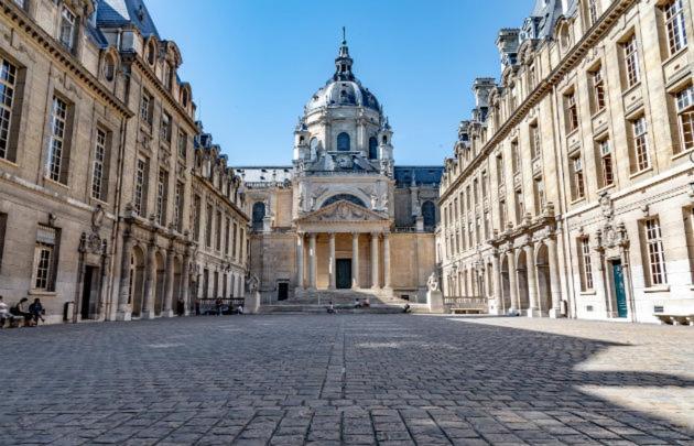 Petite Maison Avec Cour Dans Les Beaux Quartiers-Vous Faites Le Menage- Very Good Prices For T-H-E Location But You Have To Clea-N Th-E Flat Apartment Paris Exterior photo