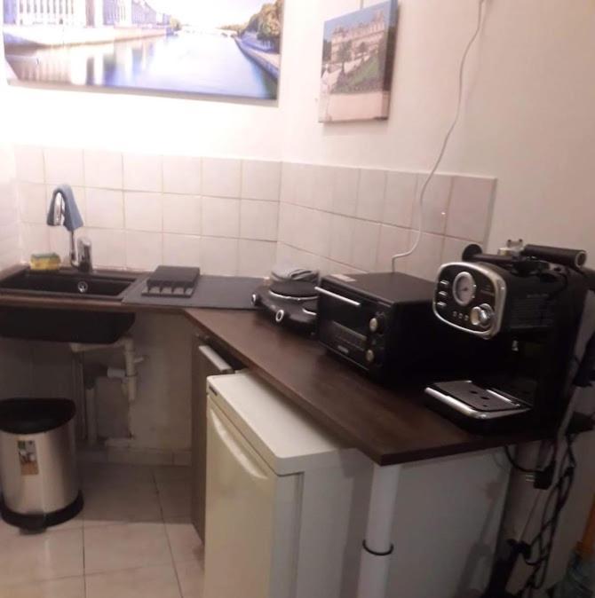 Petite Maison Avec Cour Dans Les Beaux Quartiers-Vous Faites Le Menage- Very Good Prices For T-H-E Location But You Have To Clea-N Th-E Flat Apartment Paris Exterior photo