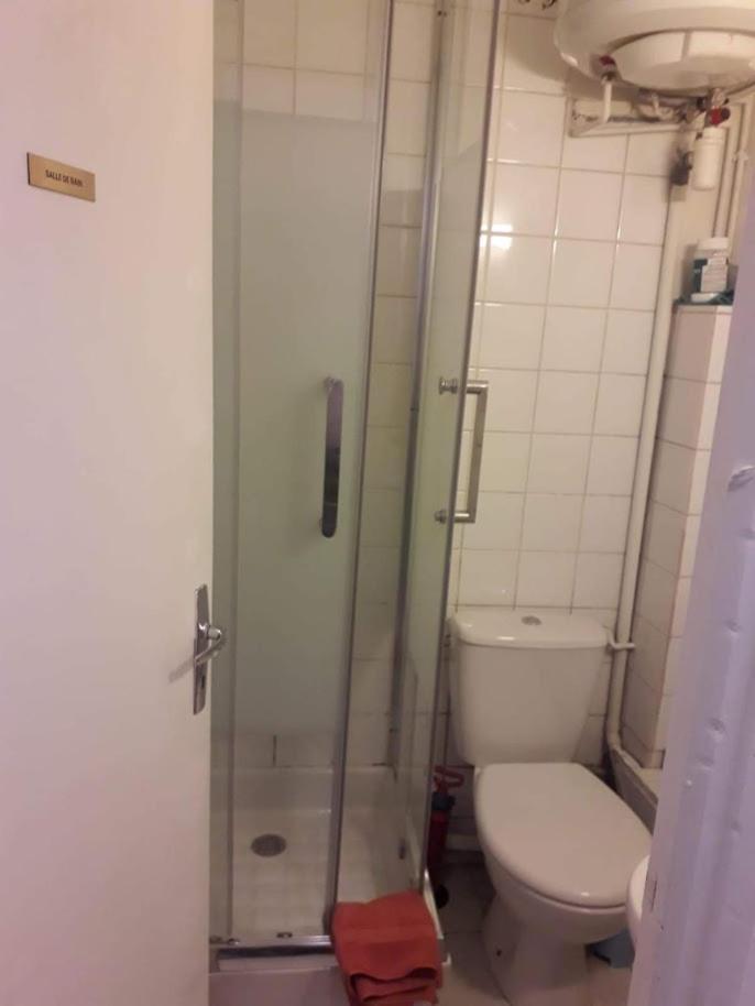 Petite Maison Avec Cour Dans Les Beaux Quartiers-Vous Faites Le Menage- Very Good Prices For T-H-E Location But You Have To Clea-N Th-E Flat Apartment Paris Exterior photo