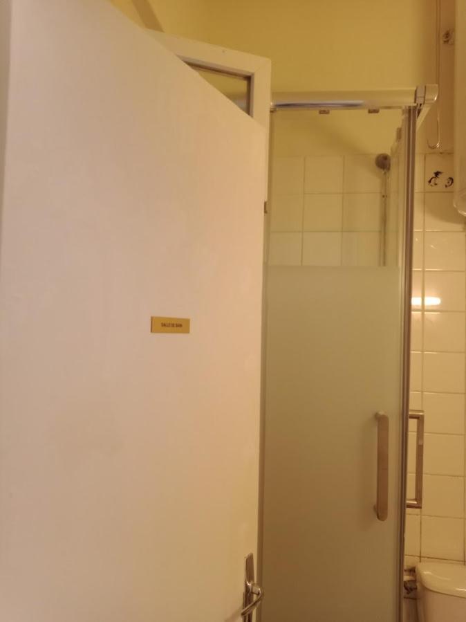 Petite Maison Avec Cour Dans Les Beaux Quartiers-Vous Faites Le Menage- Very Good Prices For T-H-E Location But You Have To Clea-N Th-E Flat Apartment Paris Exterior photo