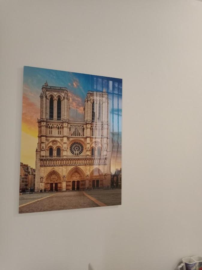 Petite Maison Avec Cour Dans Les Beaux Quartiers-Vous Faites Le Menage- Very Good Prices For T-H-E Location But You Have To Clea-N Th-E Flat Apartment Paris Exterior photo