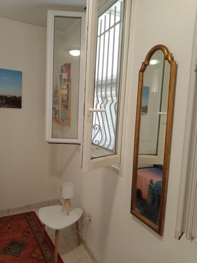 Petite Maison Avec Cour Dans Les Beaux Quartiers-Vous Faites Le Menage- Very Good Prices For T-H-E Location But You Have To Clea-N Th-E Flat Apartment Paris Exterior photo