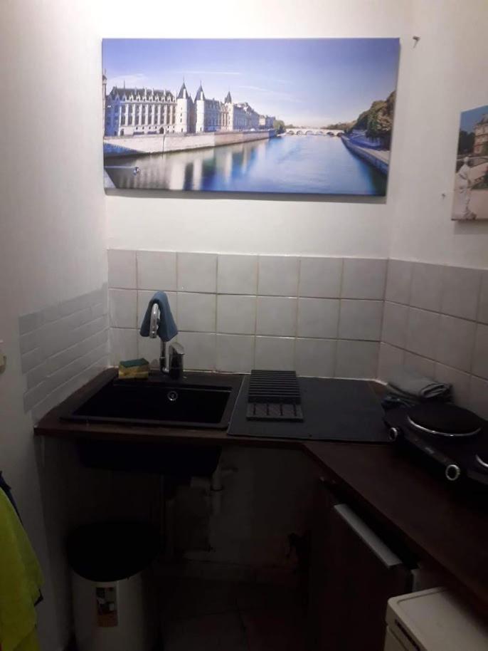 Petite Maison Avec Cour Dans Les Beaux Quartiers-Vous Faites Le Menage- Very Good Prices For T-H-E Location But You Have To Clea-N Th-E Flat Apartment Paris Exterior photo