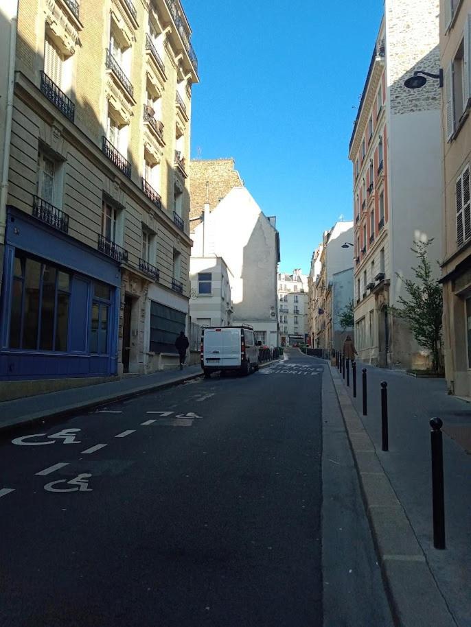 Petite Maison Avec Cour Dans Les Beaux Quartiers-Vous Faites Le Menage- Very Good Prices For T-H-E Location But You Have To Clea-N Th-E Flat Apartment Paris Exterior photo